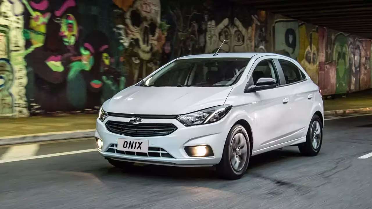 Chevrolet Onix Joy usado visto de frente e lateral