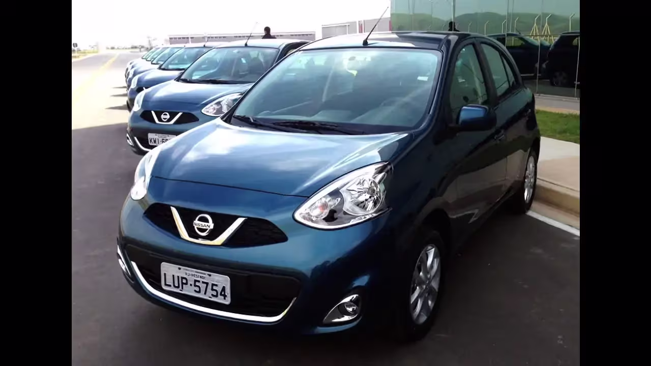Nissan March 2015 usado visto de frente e lateral