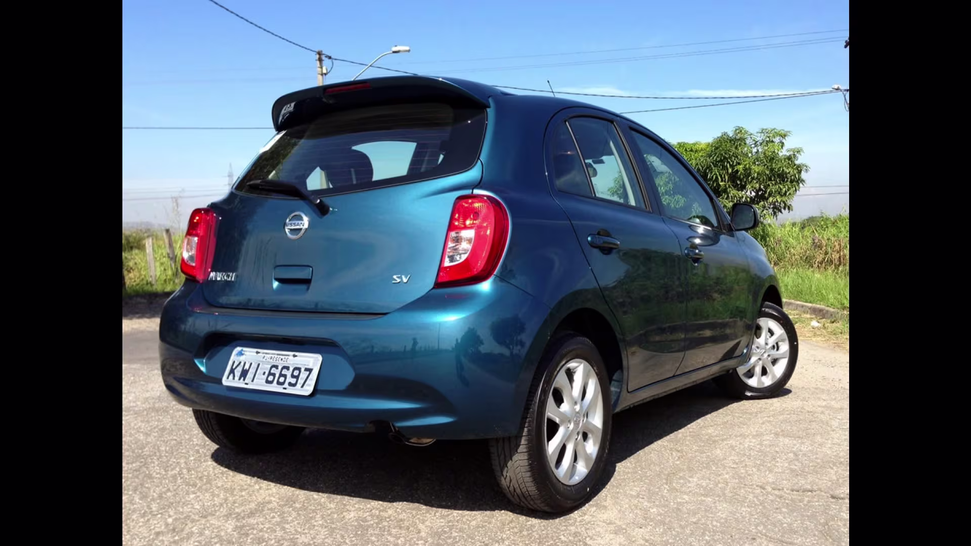 Nissan March 2015 usado visto pela traseira