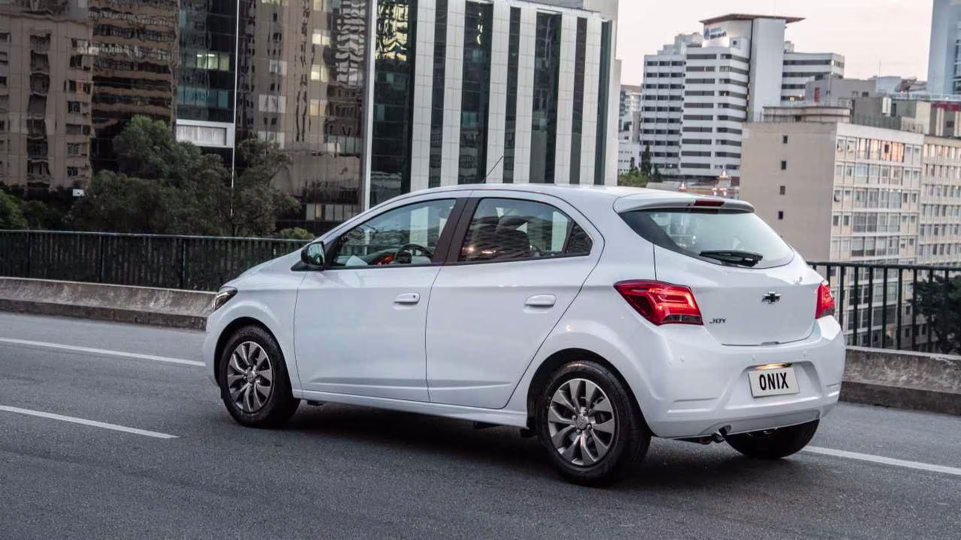 Chevrolet Onix Joy usado visto pela traseira