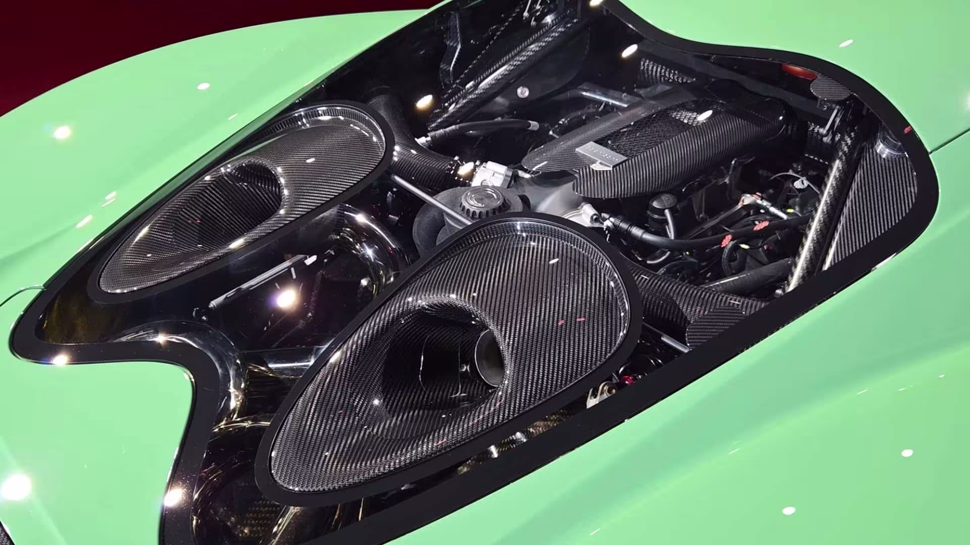 Detalhe do motor V8 supercharged do Capricorn 01 Zagato