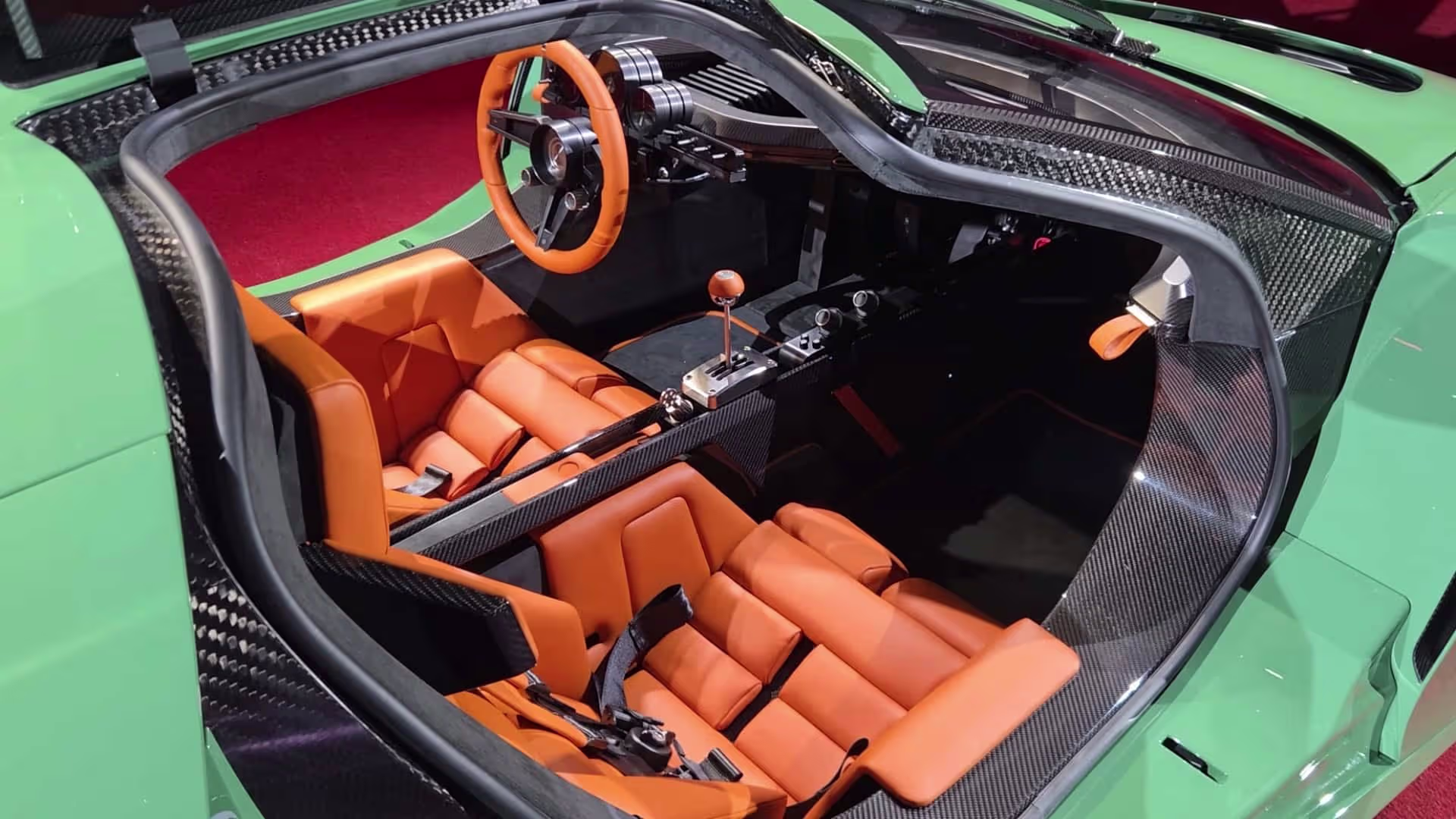 Interior do Capricorn 01 Zagato focado na experiência de condução
