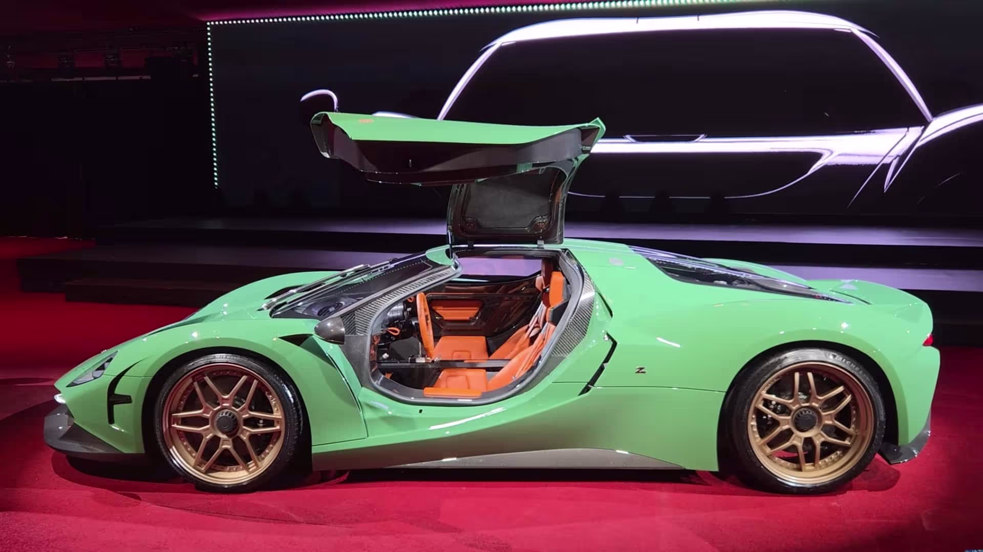 Capricorn 01 Zagato com portas asa de gaivota abertas