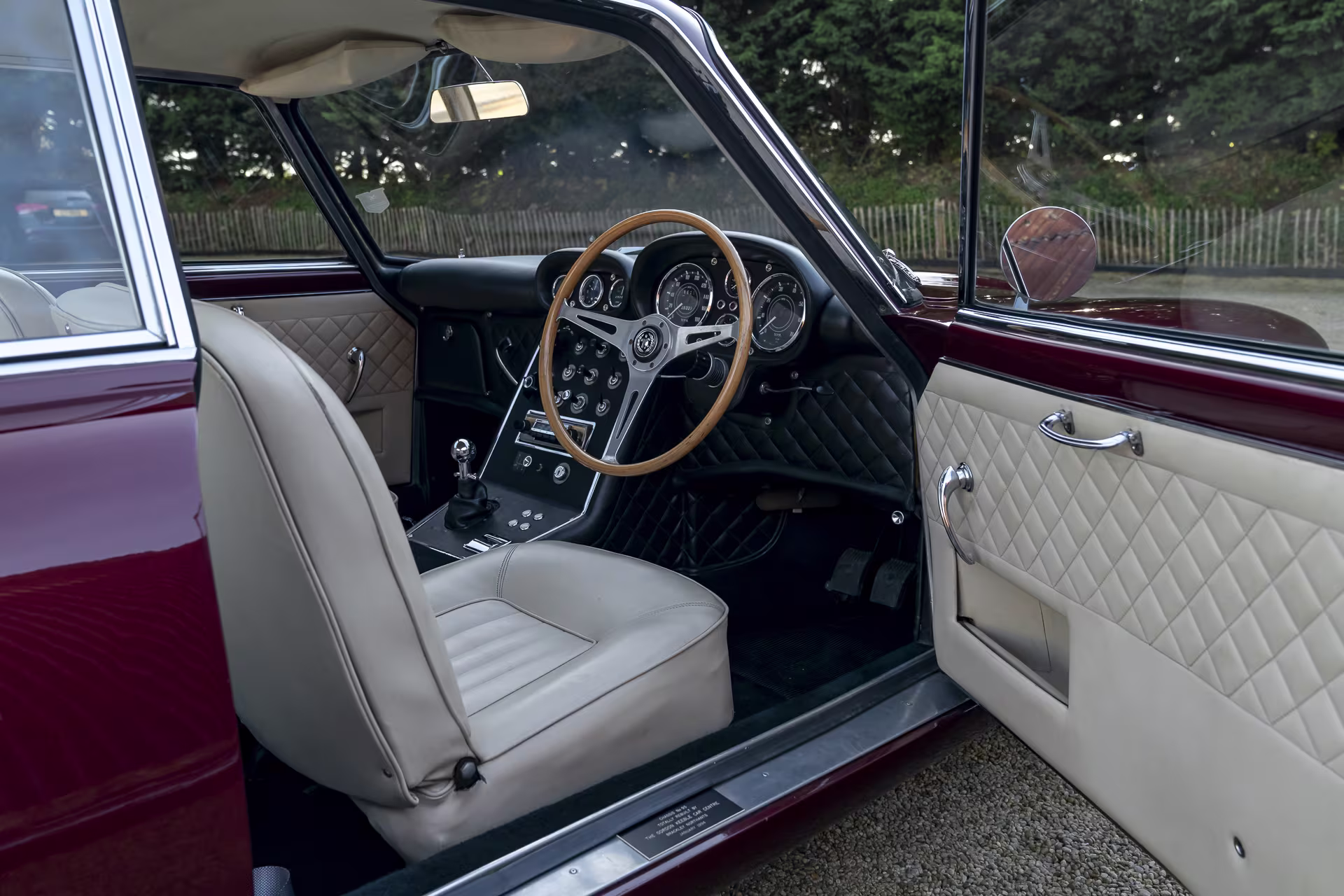 Console e detalhes do Gordon-Keeble