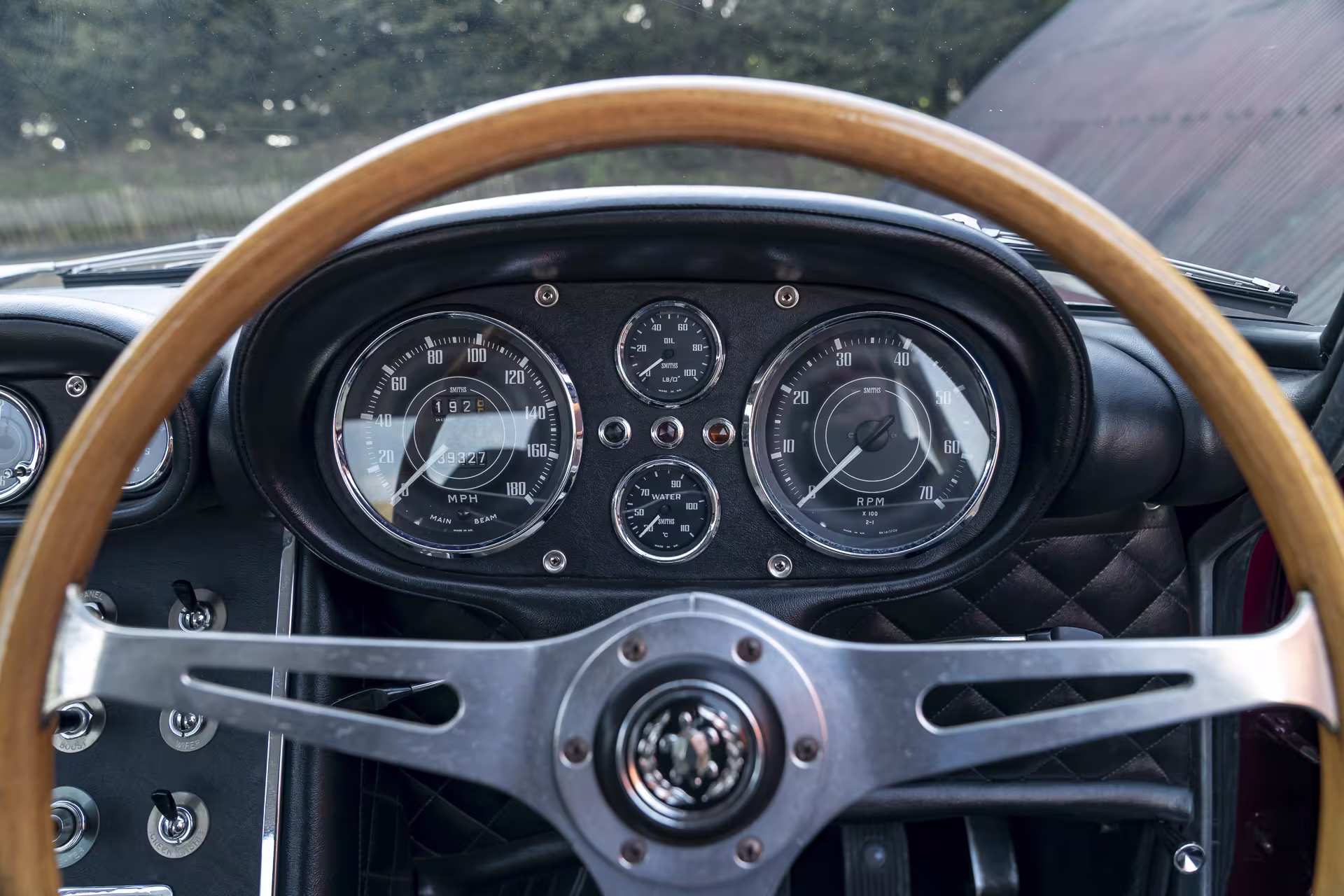 Volante e painel do Gordon-Keeble