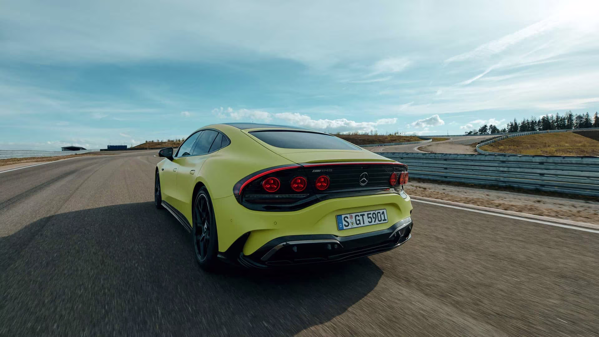 Detalhe do Mercedes-AMG GT elétrico em imagem oficial