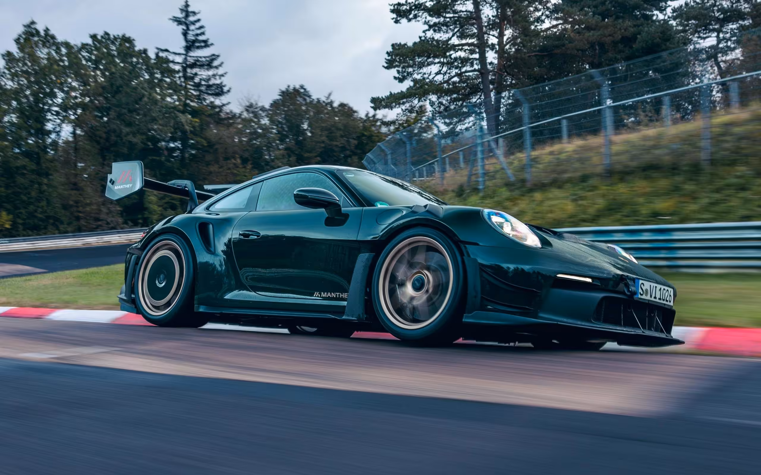 Frente do Porsche 911 GT3 RS com Manthey Kit na pista exibindo sua asa e tomadas de ar