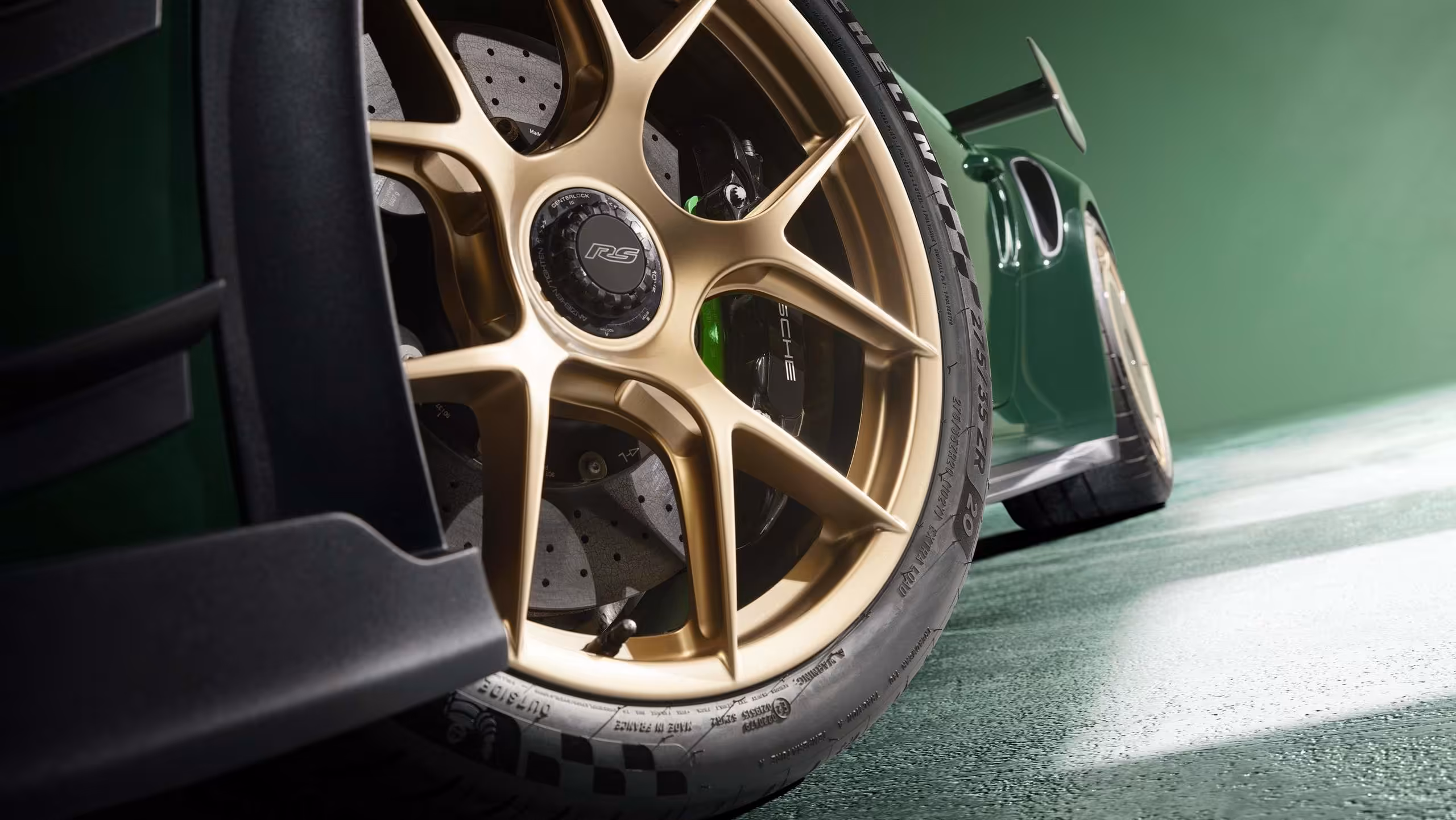Roda e freios cerâmicos PCCB do Porsche 911 GT3 RS com cobertura aerodinâmica