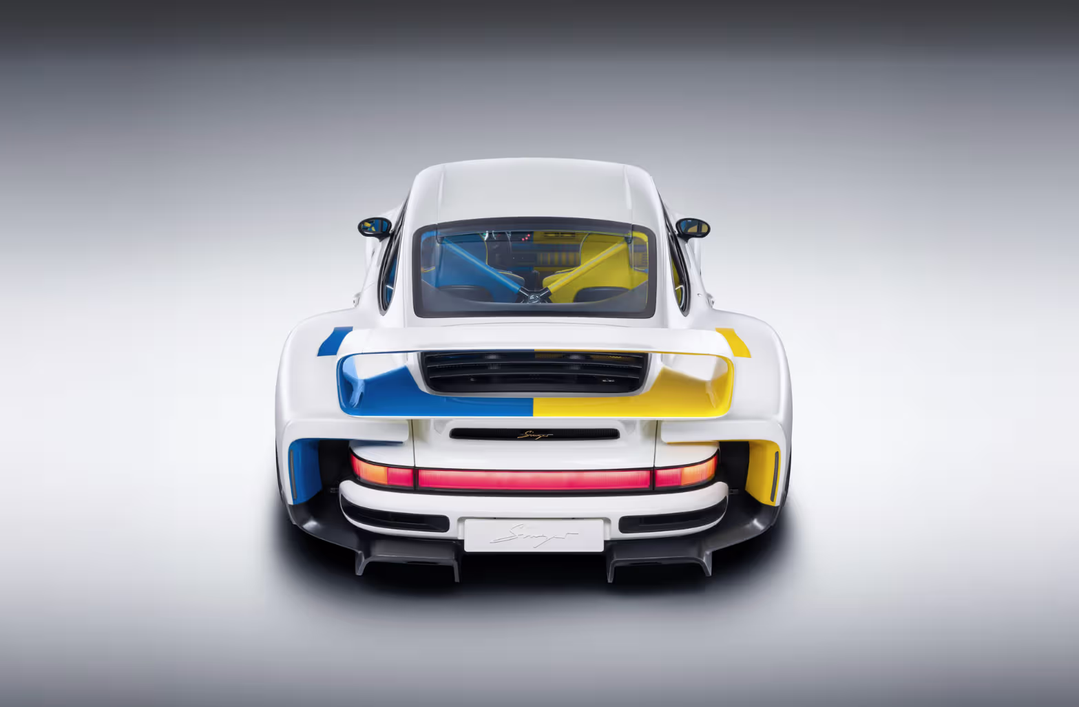 Vista traseira de três quartos do Porsche 964 DLS Turbo em pista