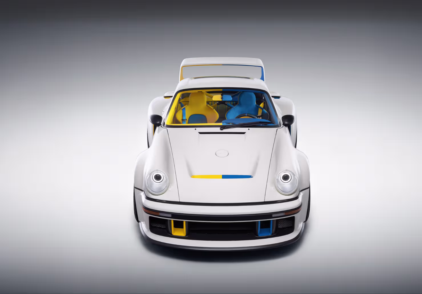 Outra perspectiva da dianteira do restomod Porsche 964 DLS Turbo da Singer