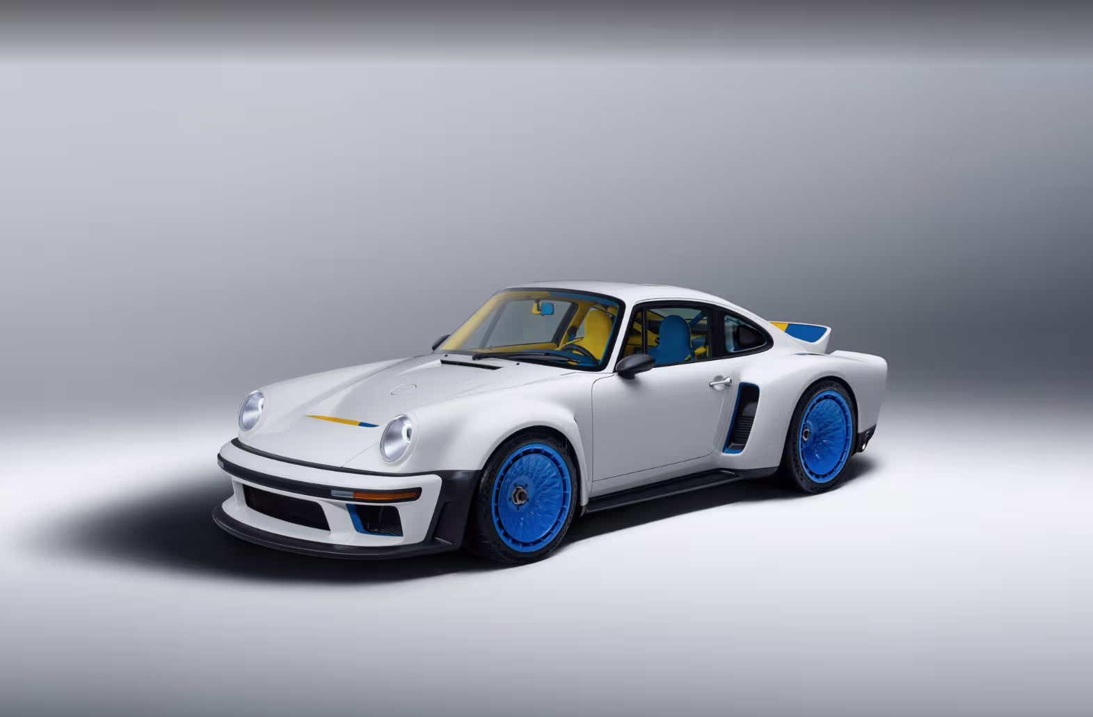 Vista lateral dianteira em estúdio do Singer Porsche 911 DLS Turbo