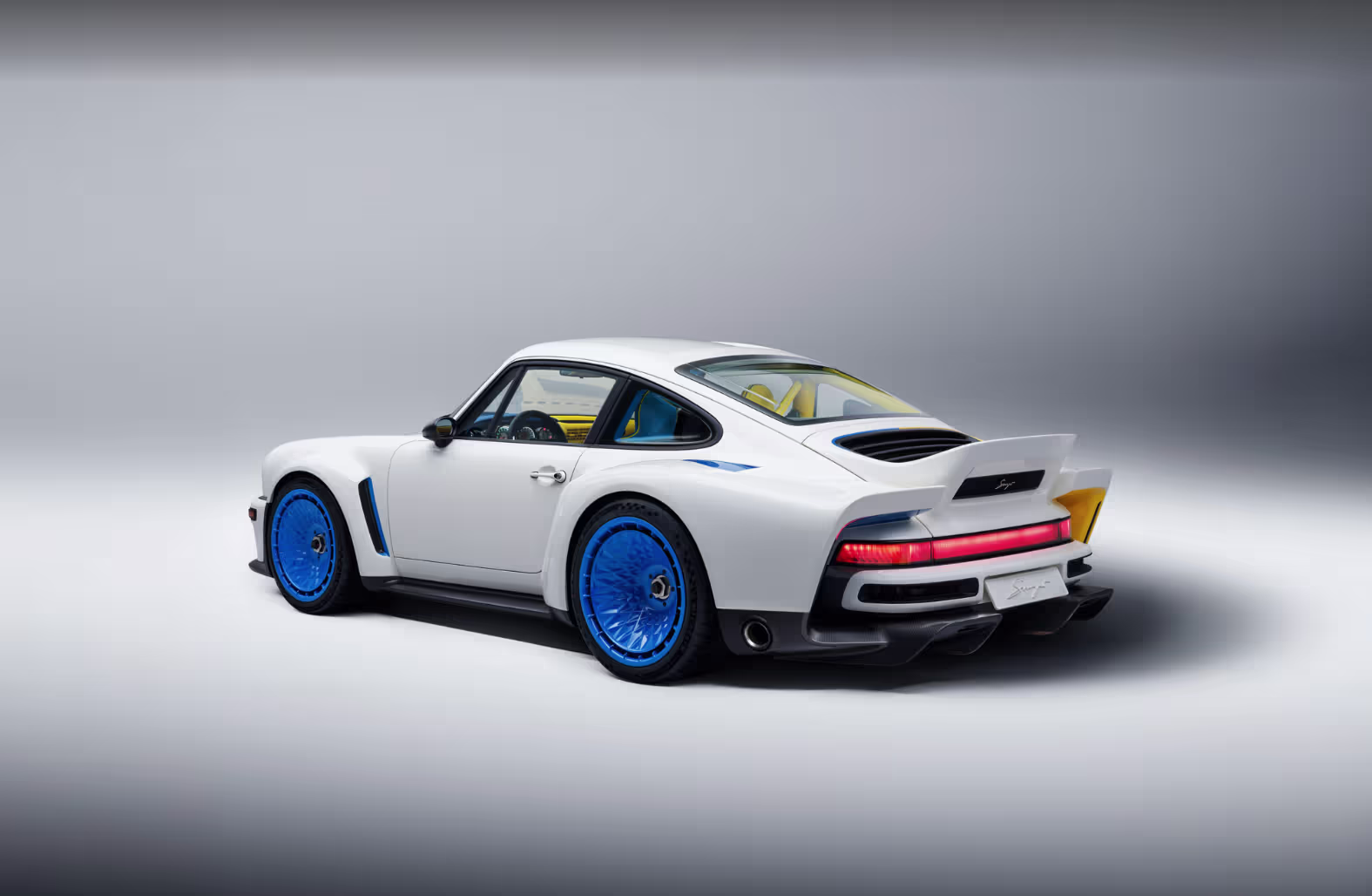 Parte traseira do Singer Porsche 911 DLS Turbo destacando o enorme aerofólio