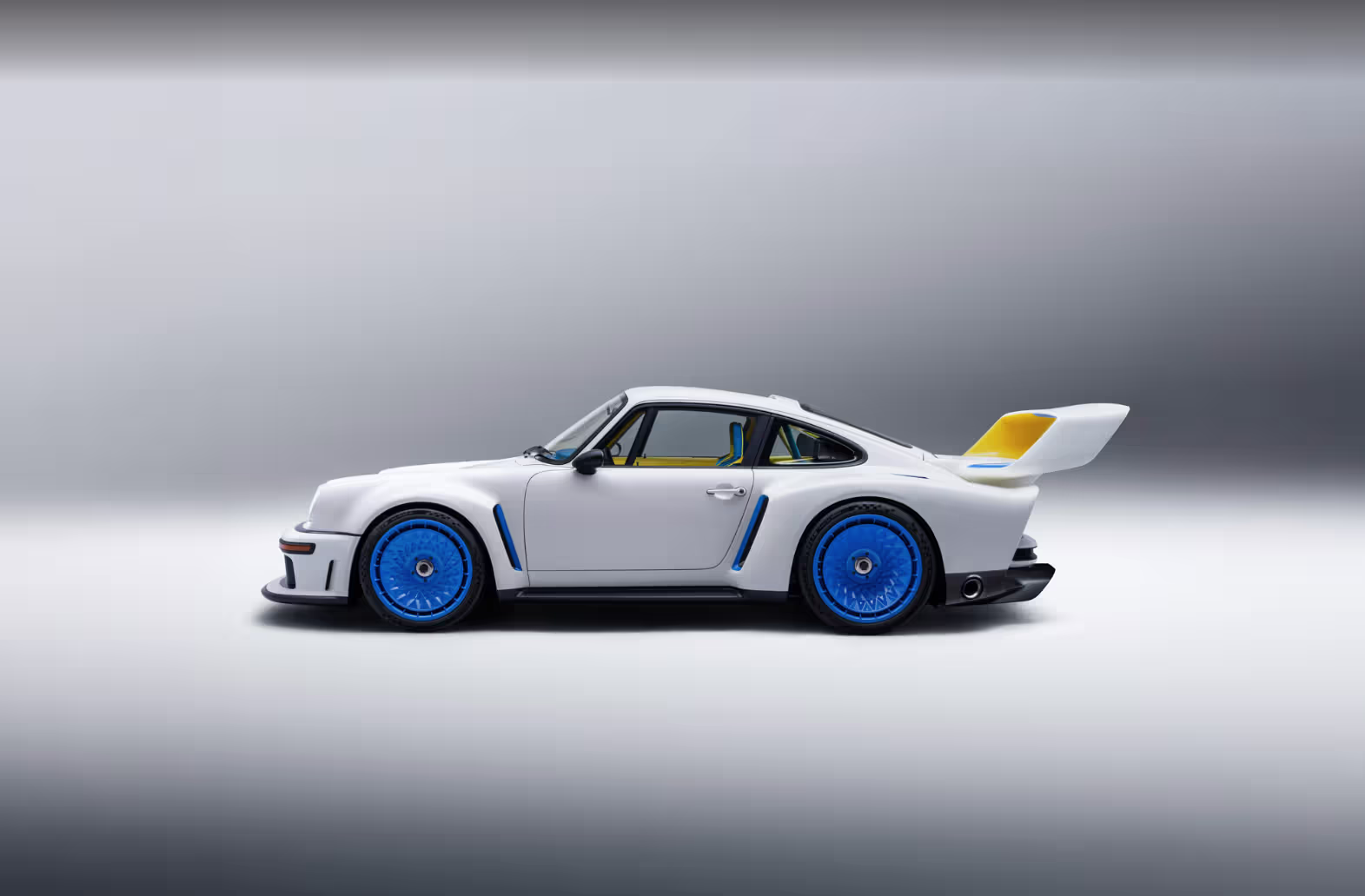 Porsche 964 DLS Turbo redefinido pela Singer em pintura Turbo White