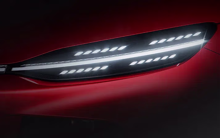 Detalhe dos faróis de LED dianteiros acesos do Voyah Passion S