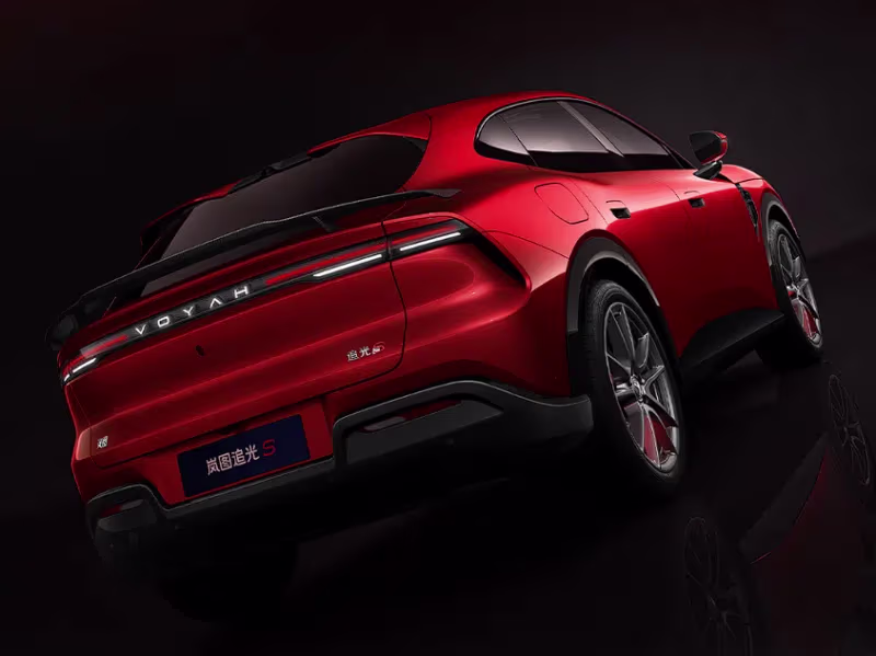 Parte traseira do SUV esportivo Voyah Passion S com aerofólio e lanternas integradas