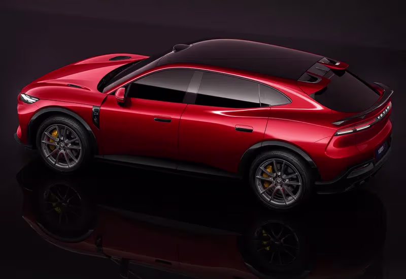 Lateral traseira do SUV cupê Voyah Passion S mostrando as linhas fluídas e esportivas