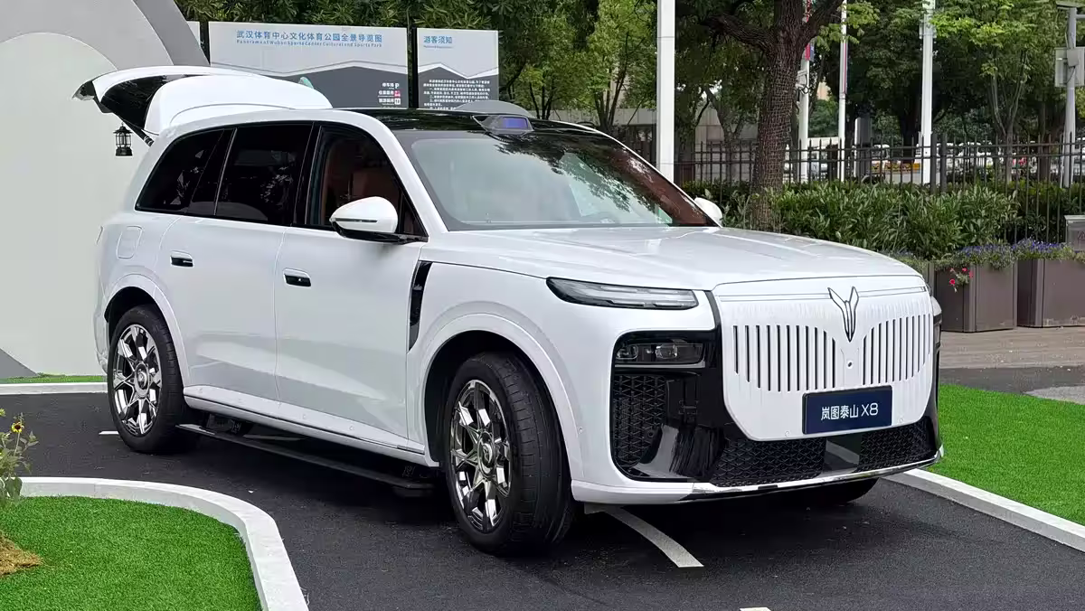 SUV grande de luxo Voyah Taishan X8 com pintura cinza visto de frente e lateral