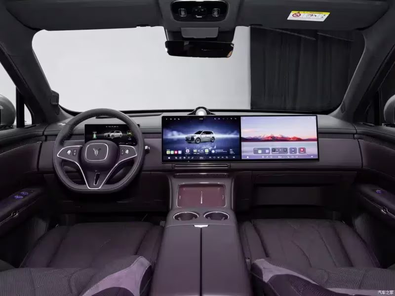 Painel tecnológico do Voyah Taishan X8 destacando as duas telas de 15,6 polegadas da Huawei