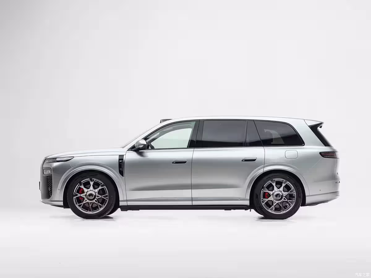 Perfil lateral do SUV grande de cinco lugares Voyah Taishan X8