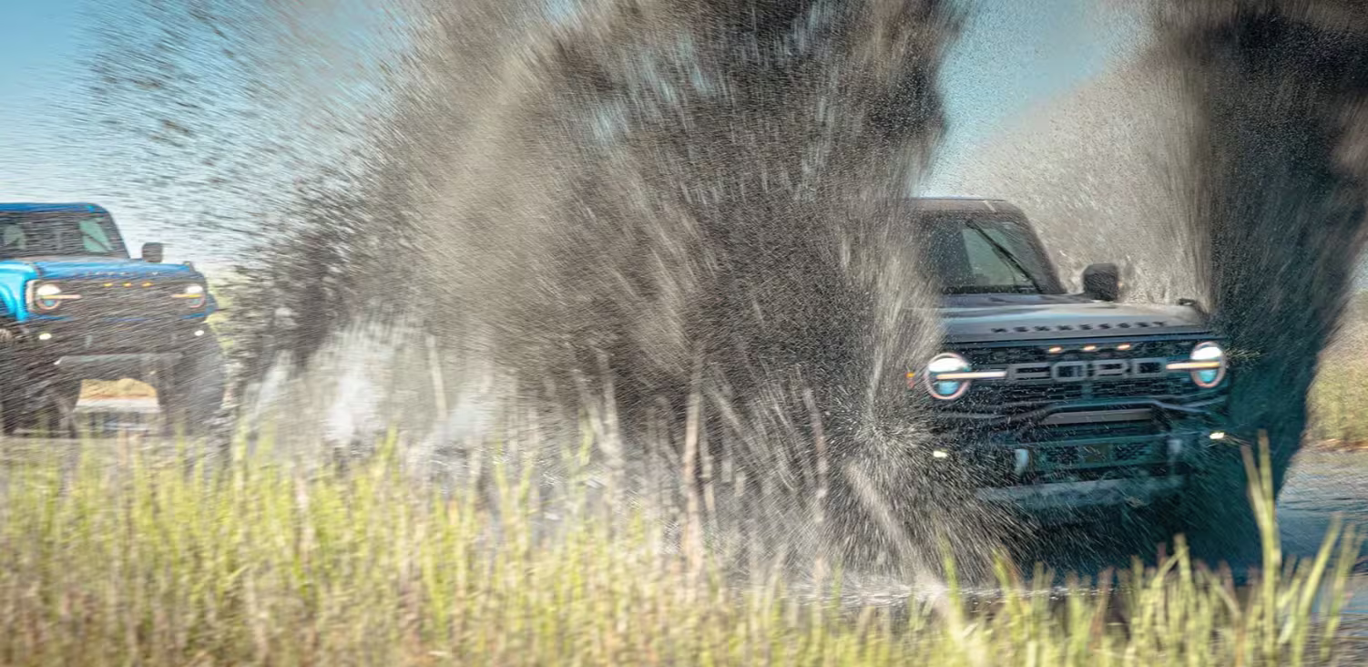 Hennessey VelociRaptor 500 Bronco Raptor enfrentando trecho alagado de lama