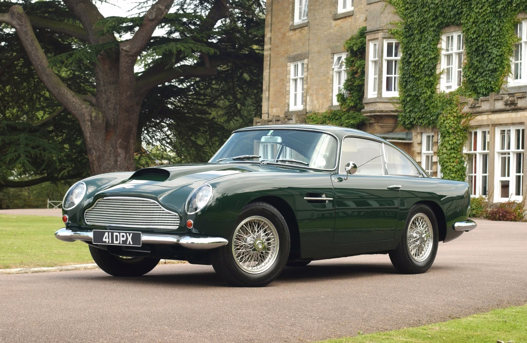 Aston Martin DB4 GT 1959 em vista dianteira três quartos em imagem oficial da Aston Martin
