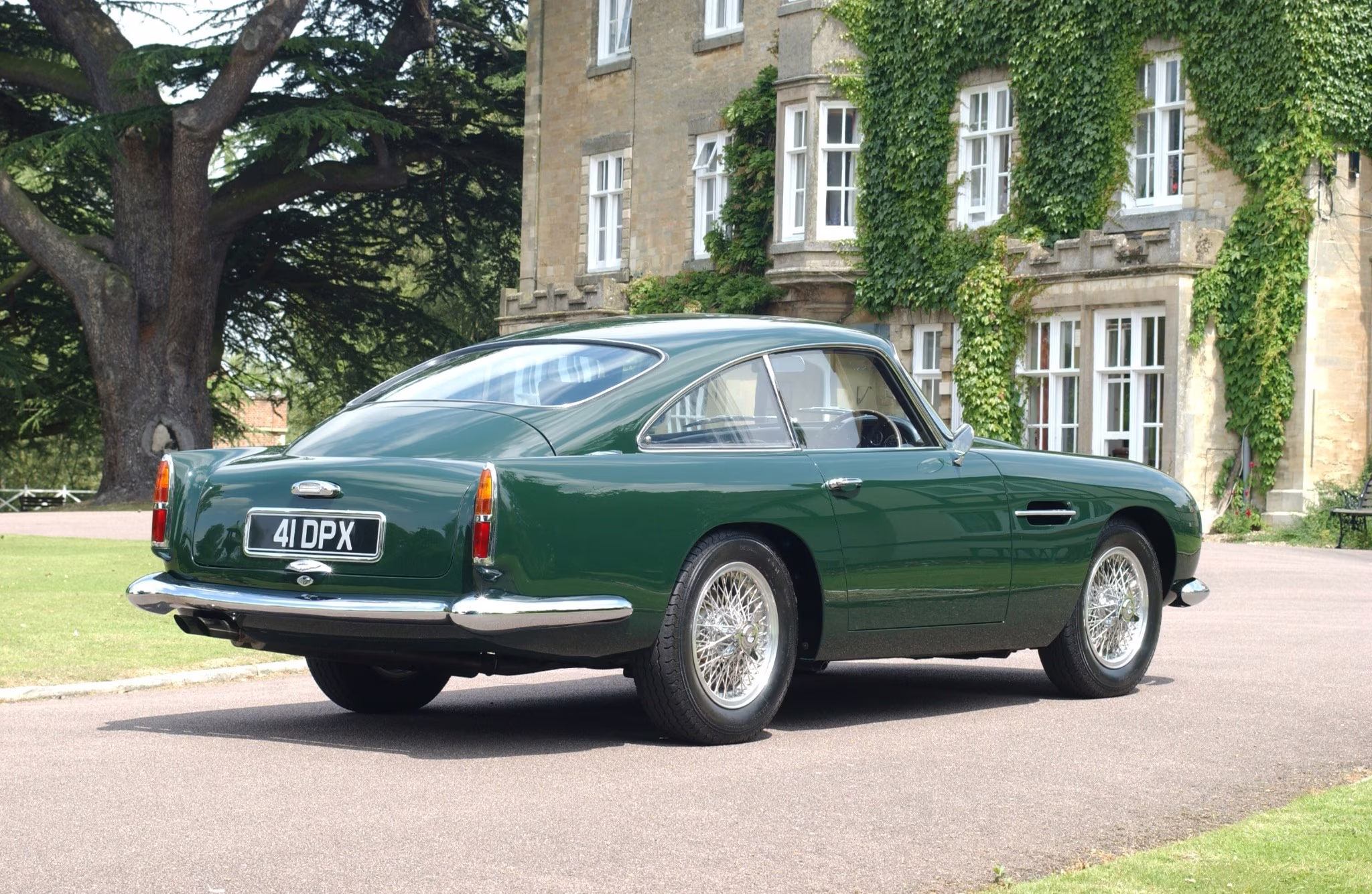 Aston Martin DB4 GT em imagem histórica de competição associada a Silverstone