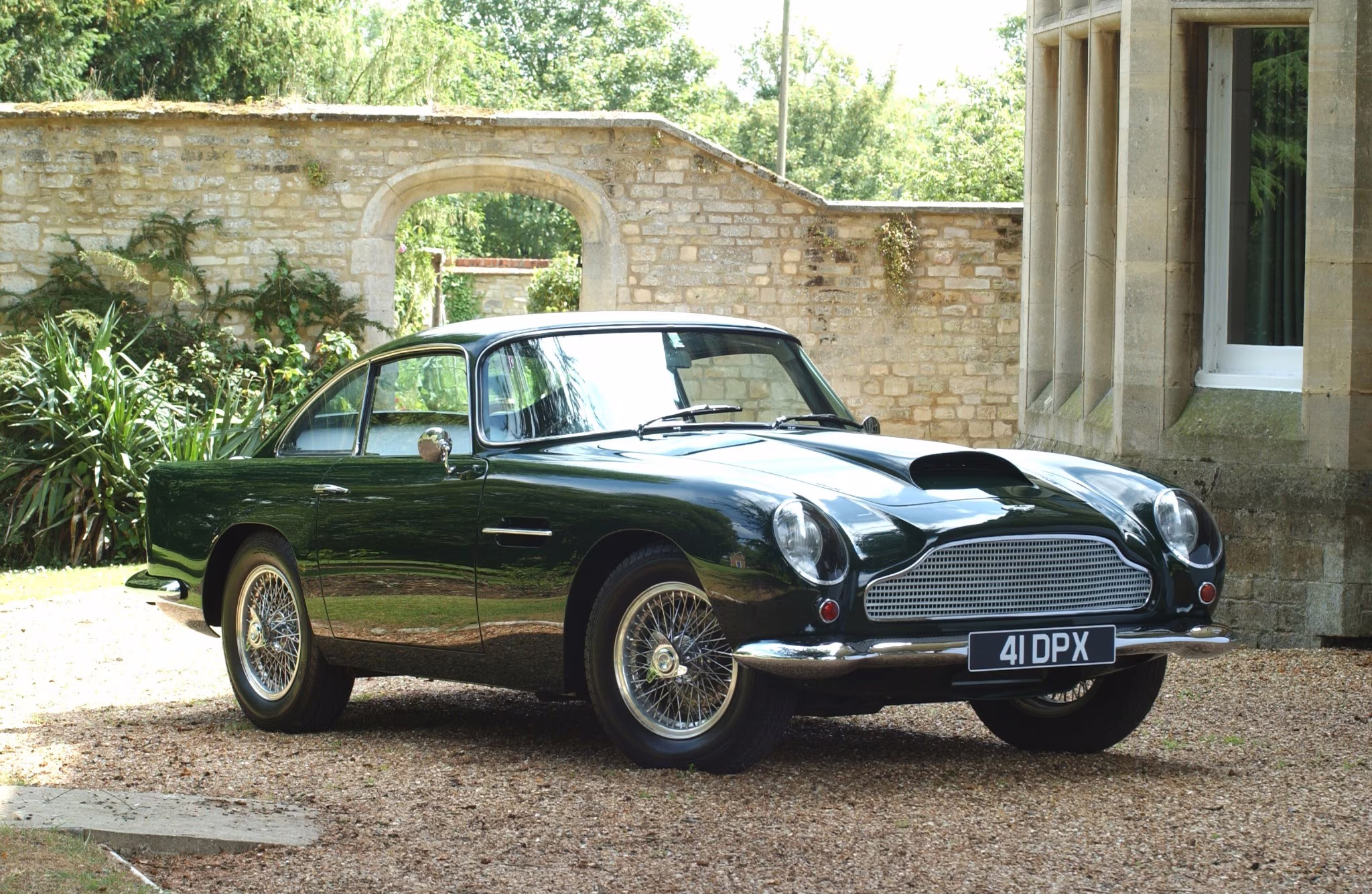 Aston Martin DB4 GT em ação na pista em imagem oficial da Aston Martin