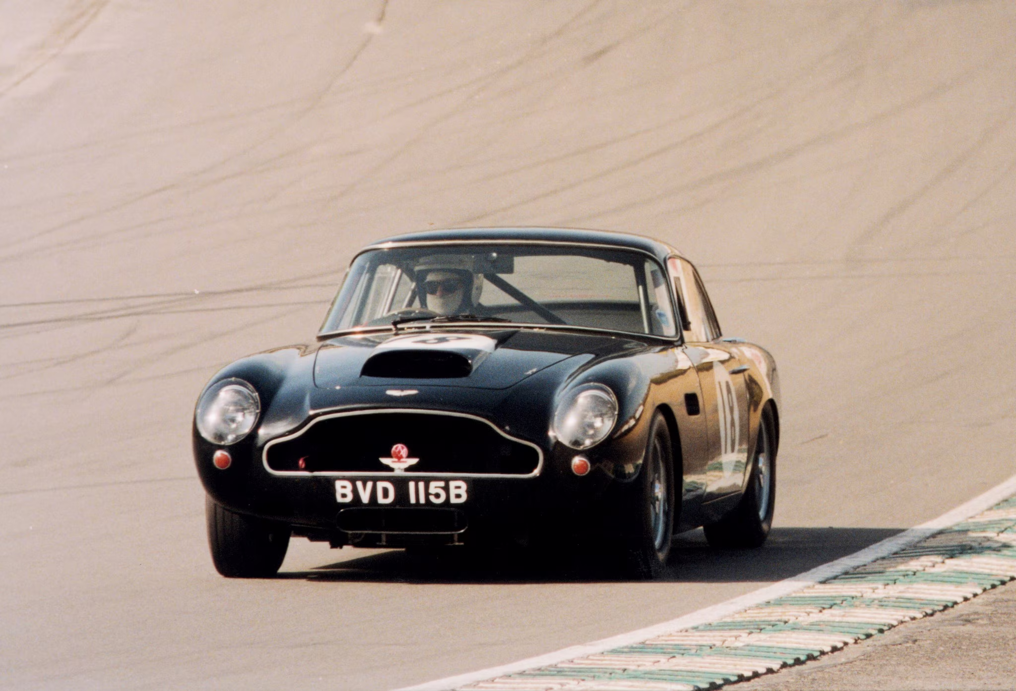Aston Martin DB4 GT em vista dianteira com carroceria Superleggera