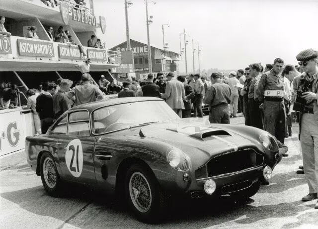 Aston Martin DB4 GT visto pela traseira em imagem oficial da Aston Martin