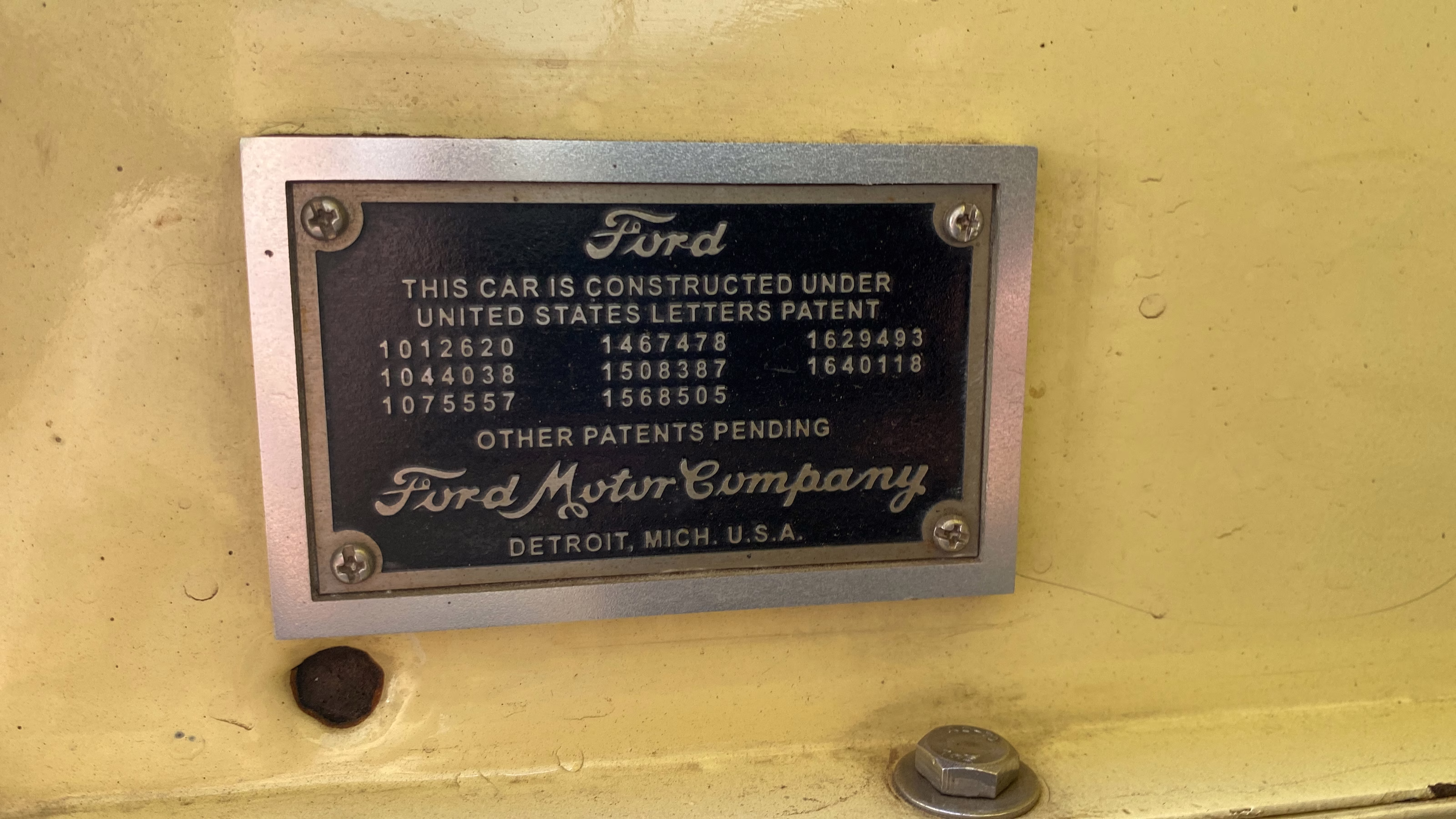 Plaqueta Ford Motor Company no cofre do Ford Model A Tudor Sedan 1928
