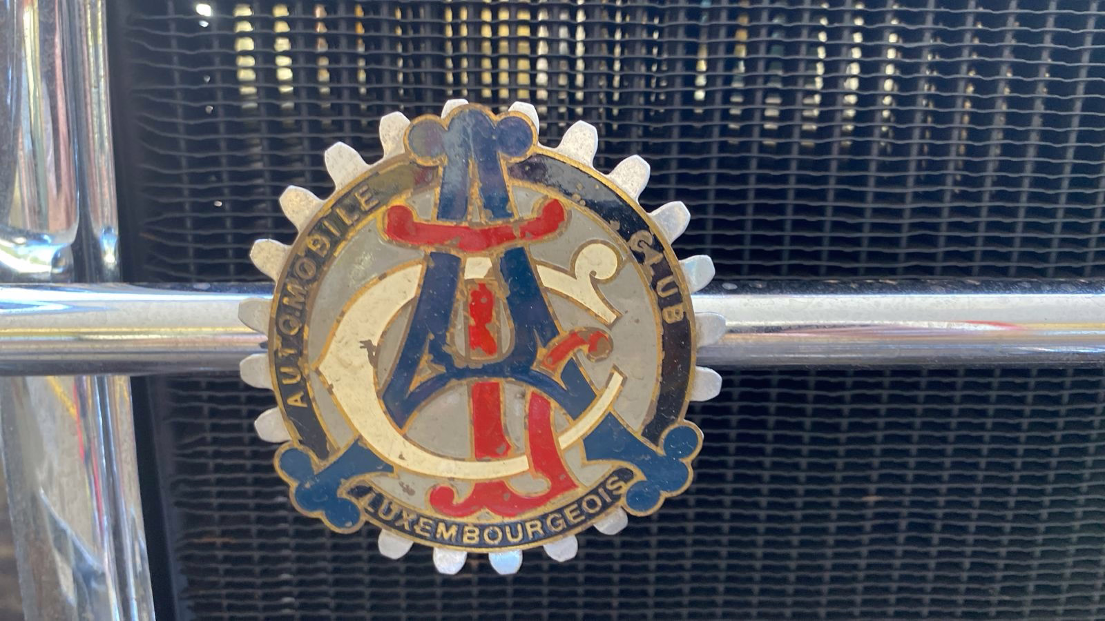 Emblema histórico no radiador do Ford Model A Tudor Sedan 1928