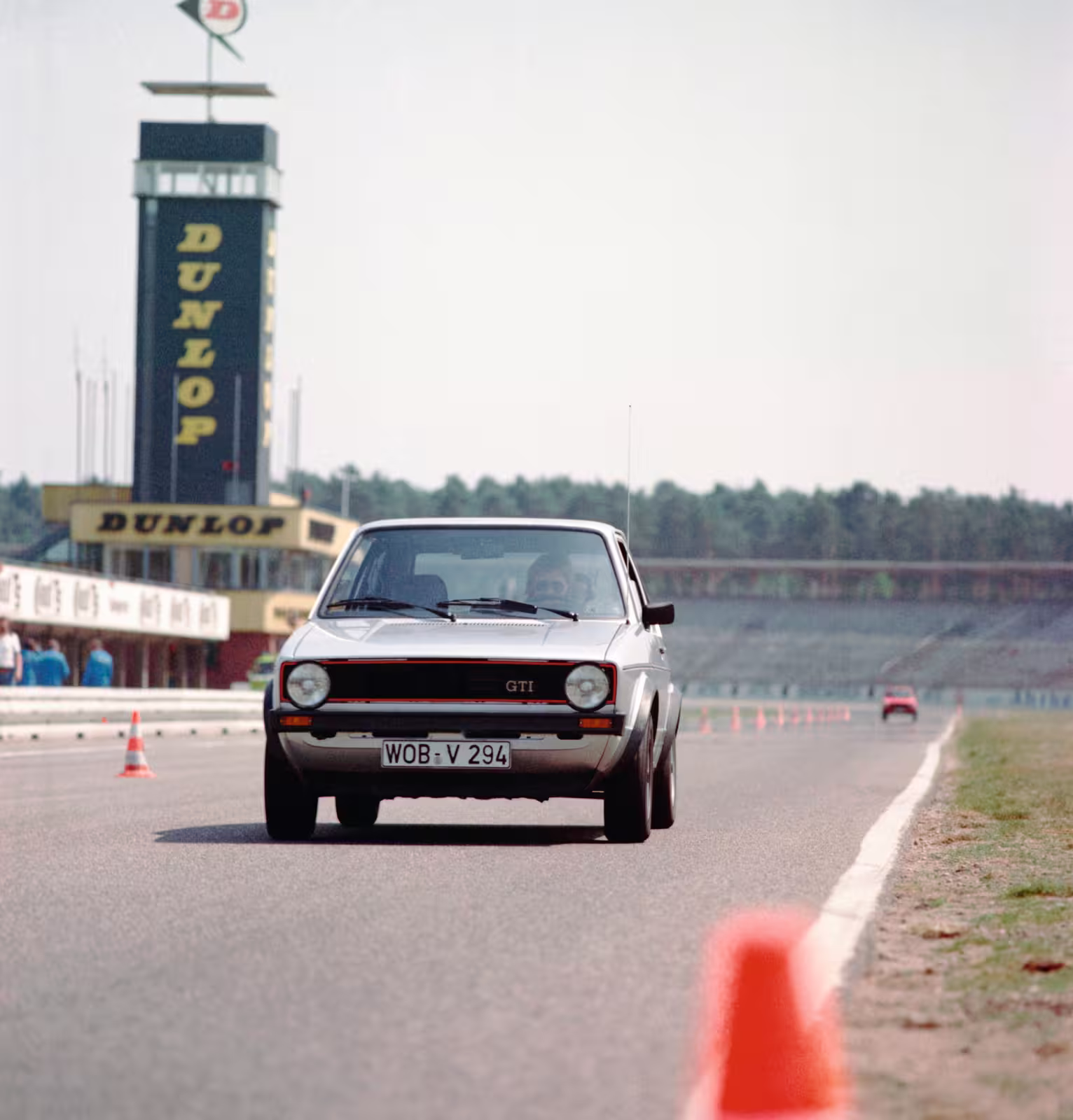 Volkswagen Golf GTI 1976 em imagem oficial 3