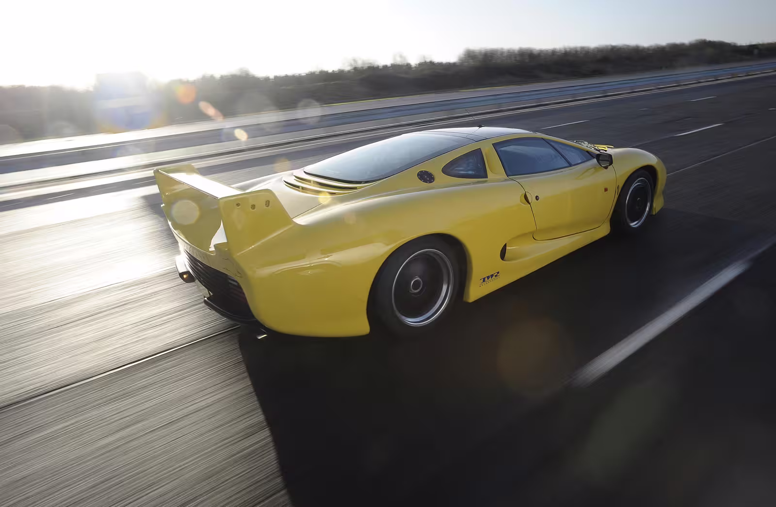 Jaguar XJ220 1992 em imagem oficial 3