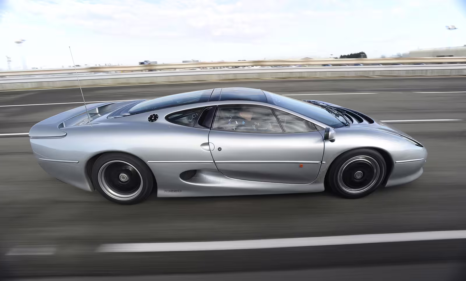 Jaguar XJ220 1992 em imagem oficial 5