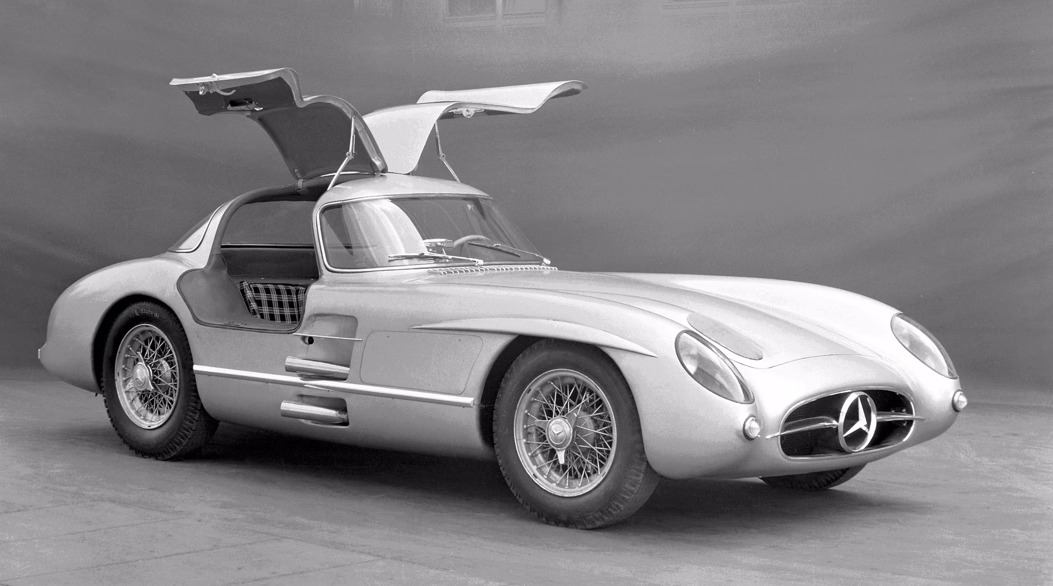 Mercedes-Benz 300 SLR Uhlenhaut Coupé 1955 em imagem oficial da Mercedes-Benz