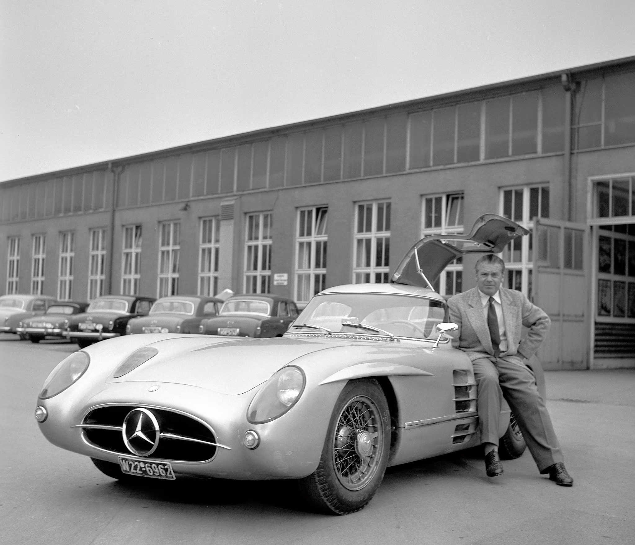 Mercedes-Benz 300 SLR Uhlenhaut Coupé visto de frente em imagem oficial