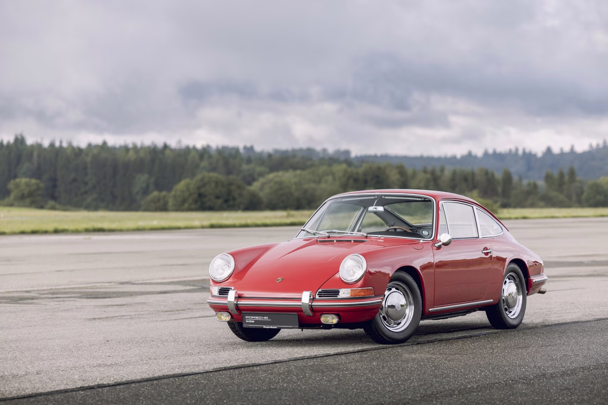 Porsche 901 1963 em vista dianteira três quartos em imagem oficial da Porsche