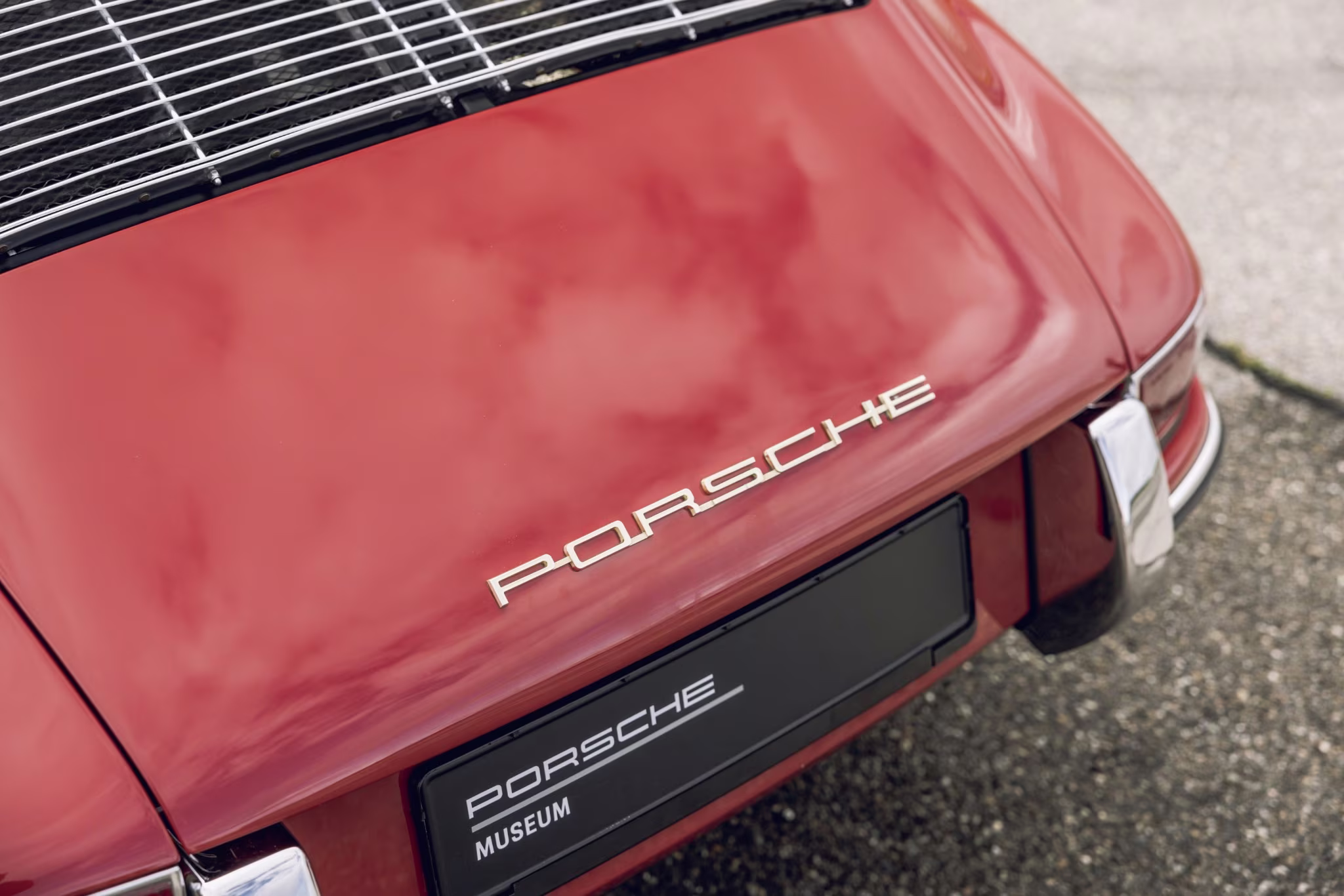 Tampa traseira do Porsche 901 com inscrição Porsche em imagem oficial