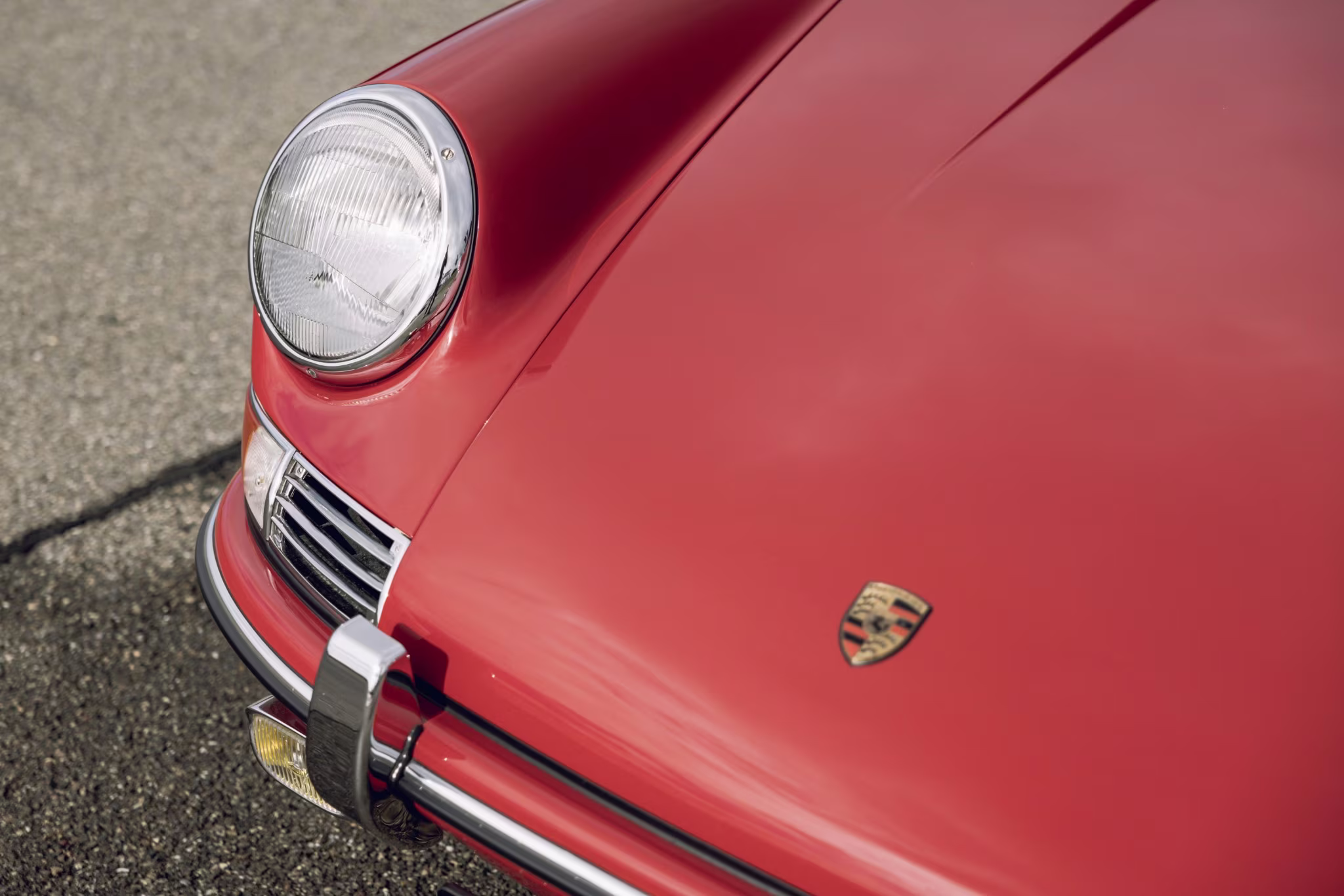 Dianteira do Porsche 901 com emblema e farol em imagem oficial