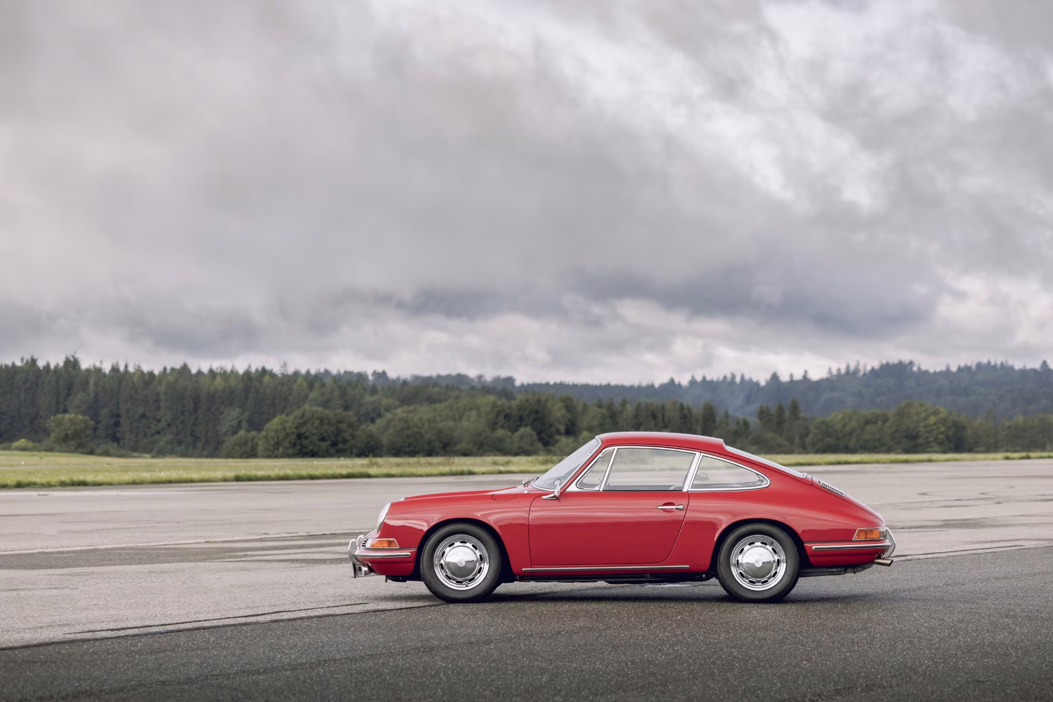 Porsche 901 em perfil lateral em imagem oficial da Porsche
