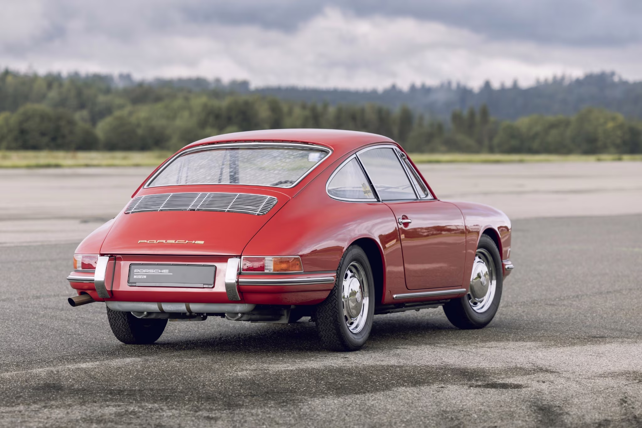Porsche 901 visto pela traseira em imagem oficial da Porsche