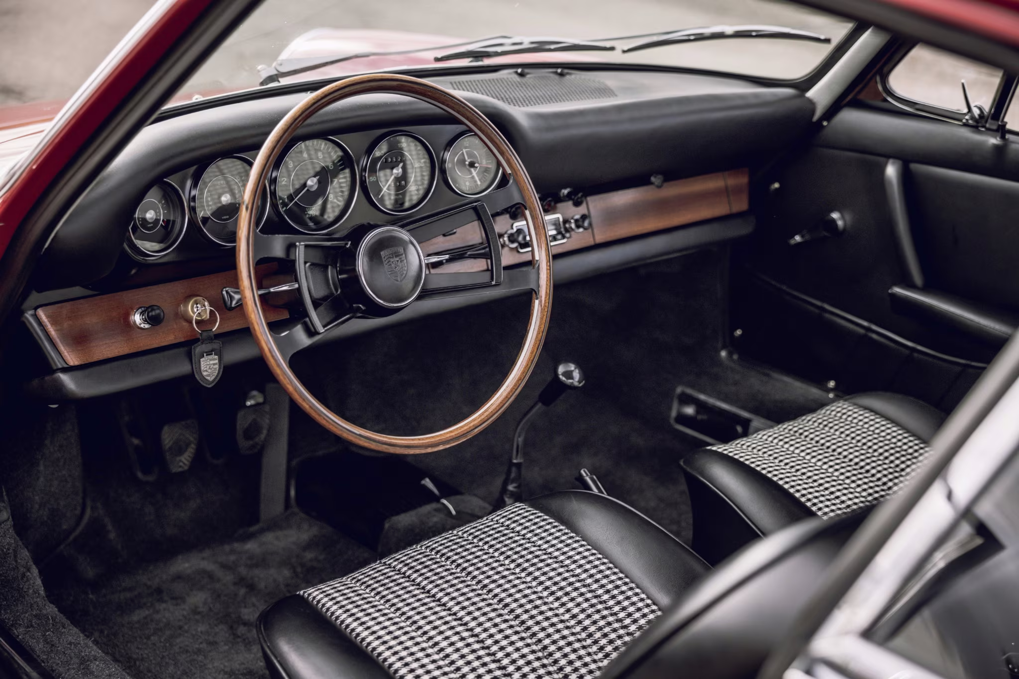 Interior do Porsche 901 com volante, painel e bancos em imagem oficial da Porsche