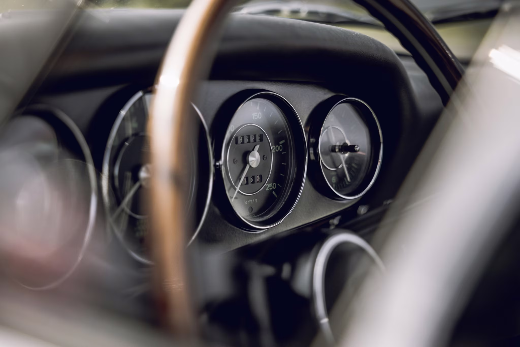 Instrumentos do Porsche 901 vistos atrás do volante em imagem oficial da Porsche