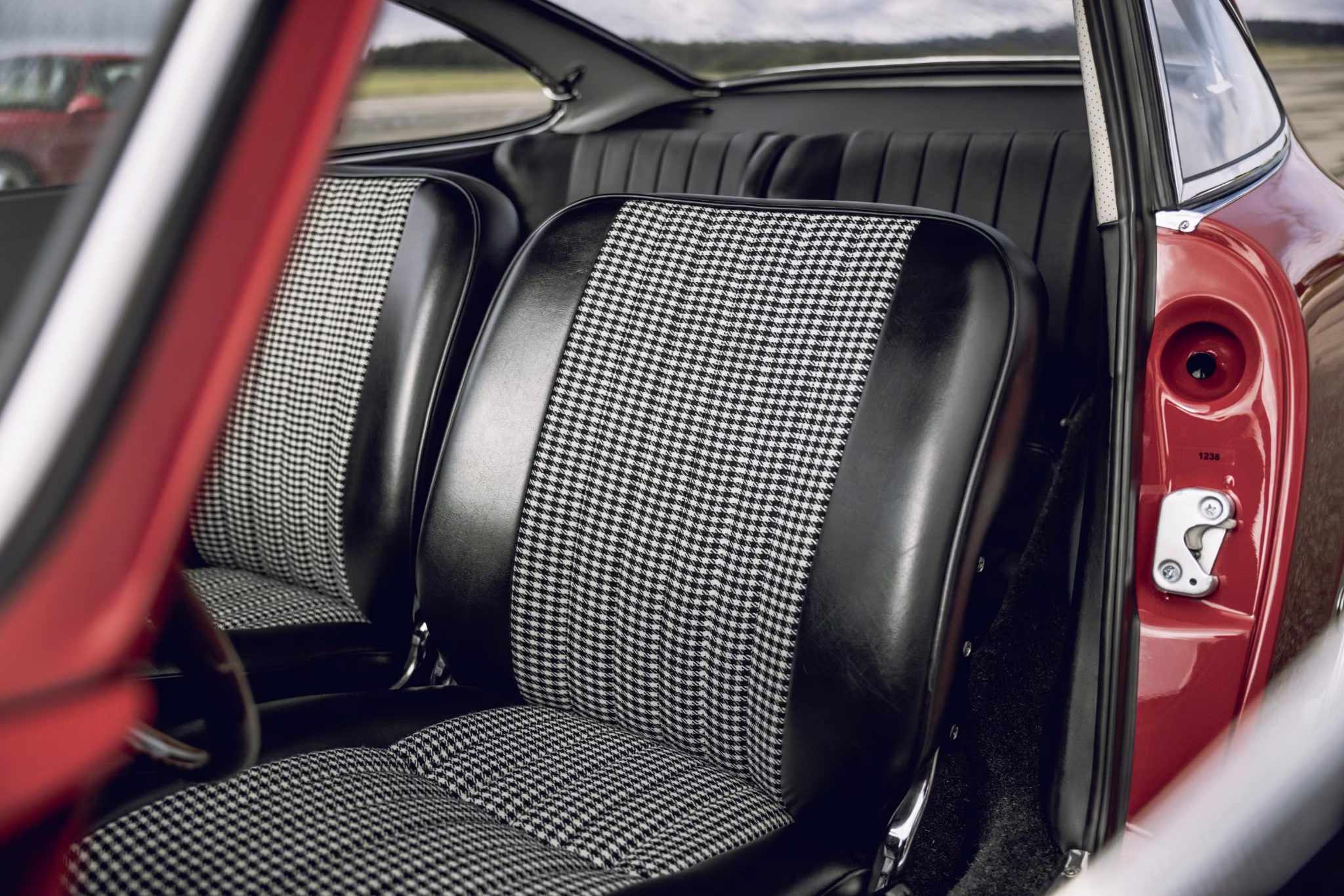 Bancos traseiros do Porsche 901 em configuração 2+2 em imagem oficial da Porsche