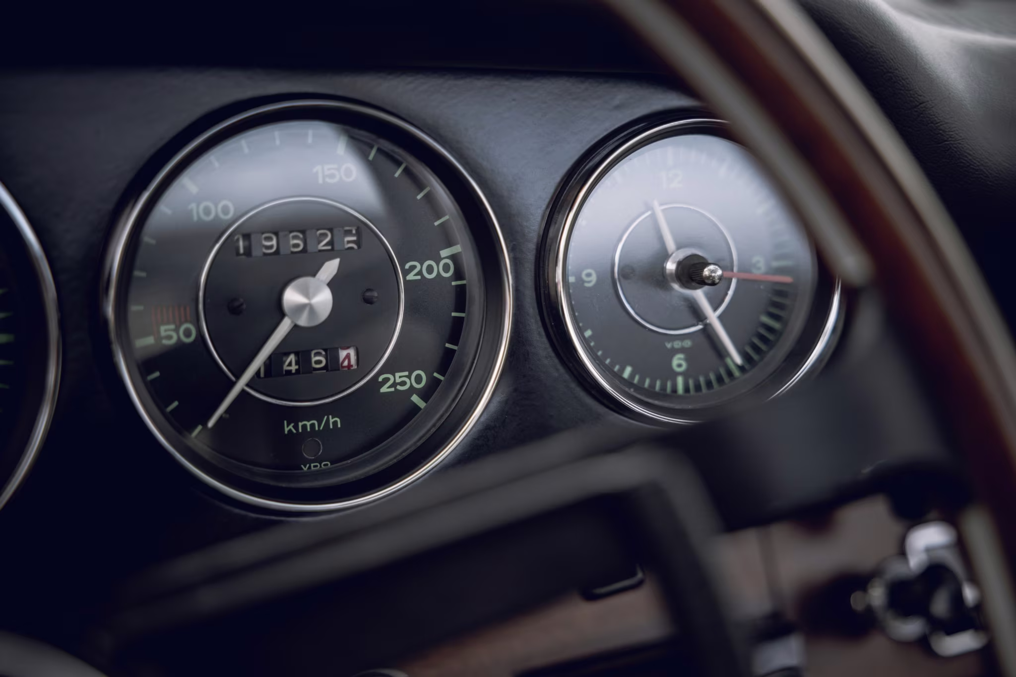 Velocímetro e instrumentos circulares do Porsche 901 em imagem oficial da Porsche