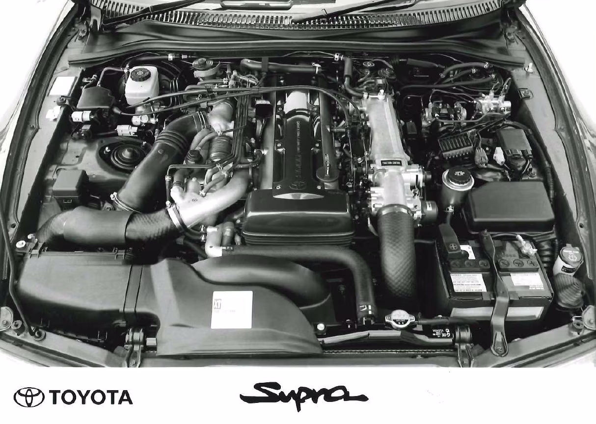 Motor seis-cilindros biturbo do Toyota Supra 1993 em imagem oficial da Toyota