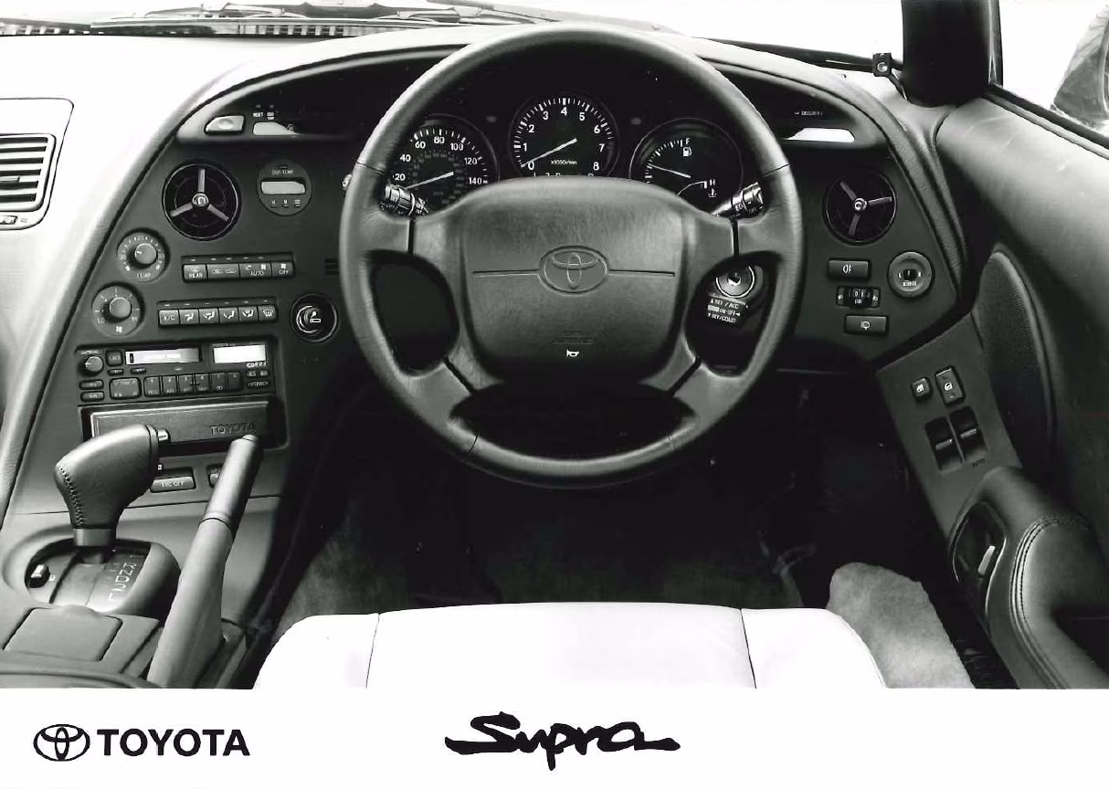 Cockpit do Toyota Supra 1993 com painel voltado ao motorista em imagem oficial da Toyota