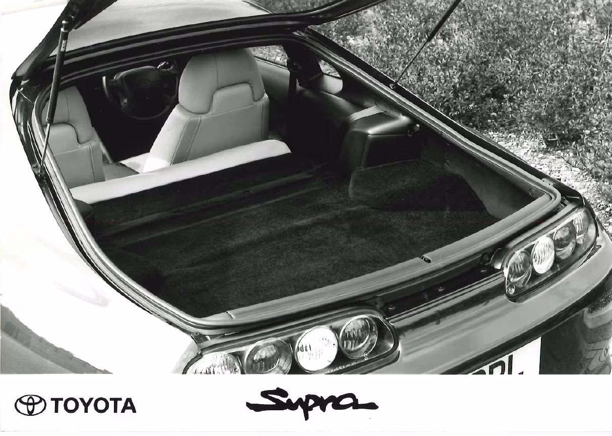 Porta-malas do Toyota Supra 1993 em imagem oficial da Toyota
