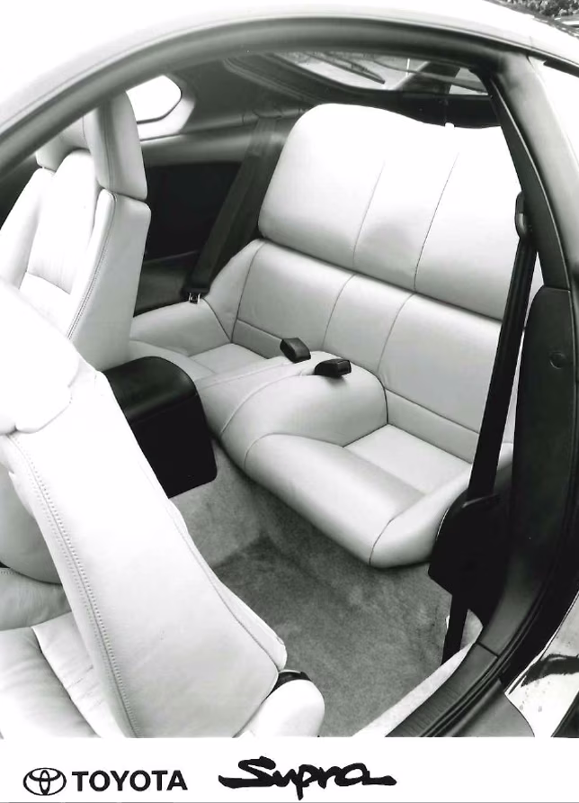 Bancos traseiros do Toyota Supra 1993 em configuração 2+2 em imagem oficial da Toyota