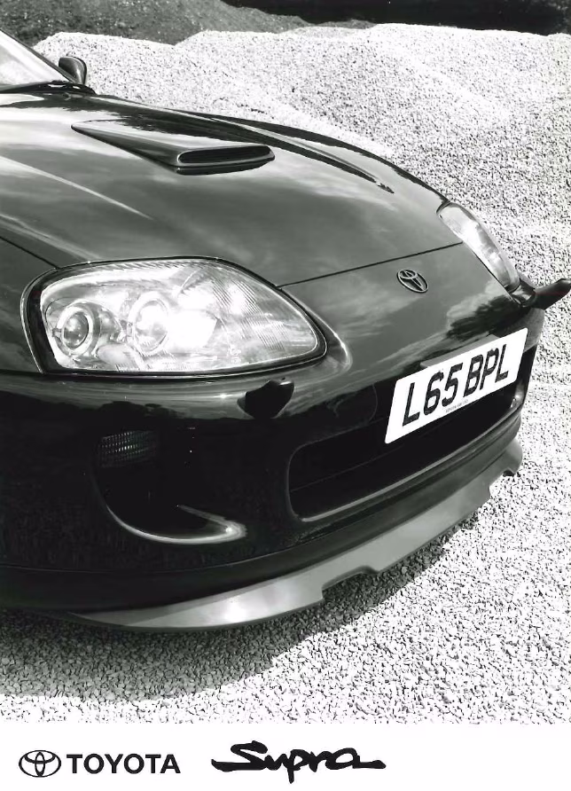 Dianteira do Toyota Supra 1993 com faróis projetores e spoiler em imagem oficial da Toyota